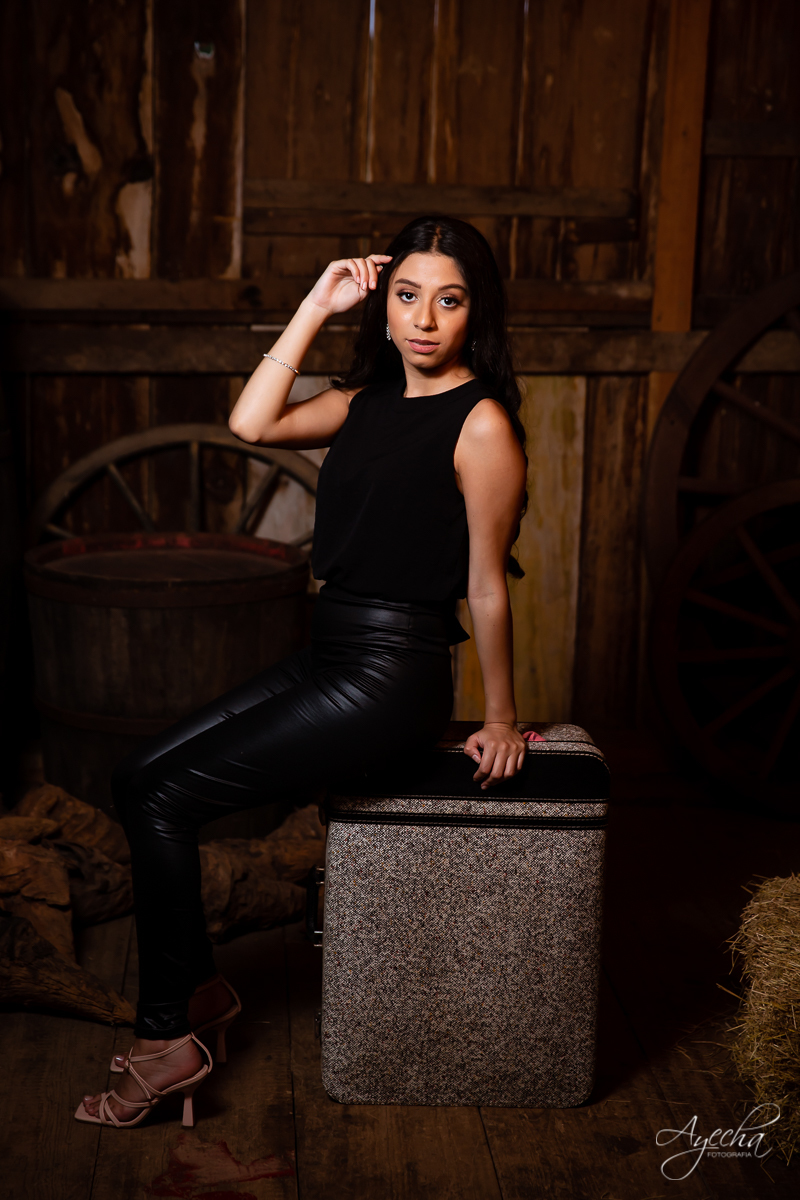 Ensaio 15 anos; Meus 15 anos; Debutantes Curitiba; Ensaio celeiro; Ensaio em São José dos Pinhais; Chácara fotográfica; Fotografa de debutante; Debutante; Fotografa Curitiba; Inspirações 15 anos; Chácara Ienkot; Ensaio rustico; 