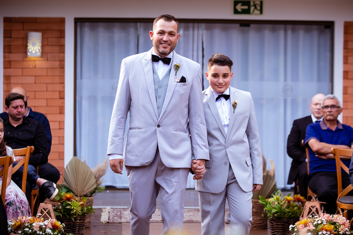 Festa de casamento; Cerimonia ao ar livre; Entrada do noivo; Casamento do sonhos; Casamento em Curitiba; Decoração de casamento; Fotografa de casais; Dia dos noivos; Deck Bolsi eventos; Casamento Colombo;