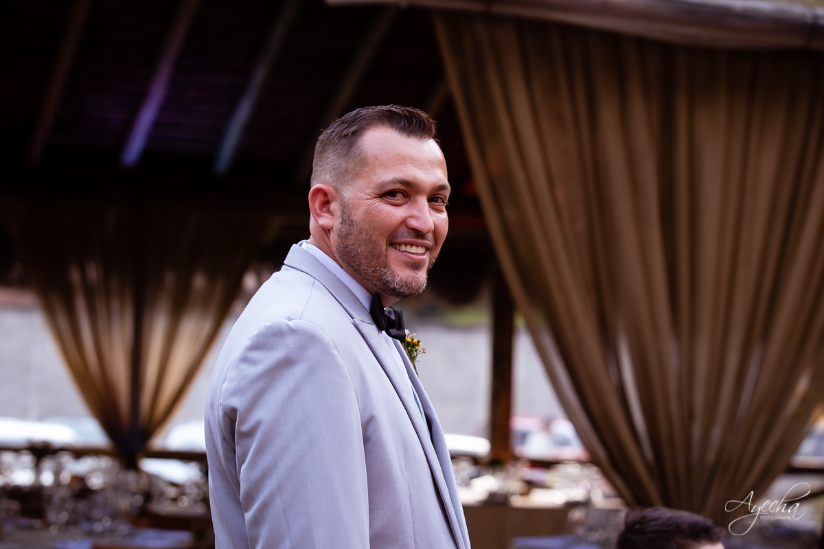 Festa de casamento; Cerimonia ao ar livre; Entrada do noivo; Casamento do sonhos; Casamento em Curitiba; Decoração de casamento; Fotografa de casais; Dia dos noivos; Deck Bolsi eventos; Casamento Colombo;