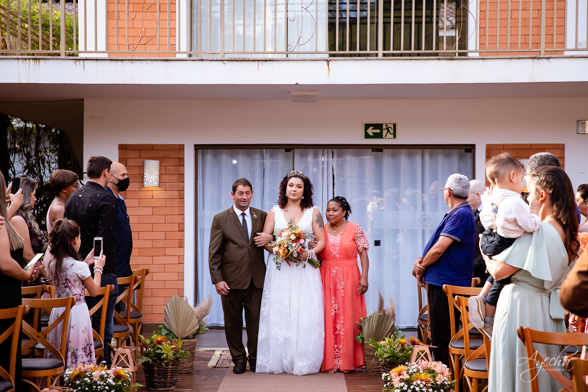 Festa de casamento; Cerimonia ao ar livre; Entrada da noiva; Casamento do sonhos; Casamento em Curitiba; Decoração de casamento; Fotografa de casais; Dia dos noivos; Vestido de noiva; Buquê de noiva;  Deck Bolsi eventos; Casamento Colombo;