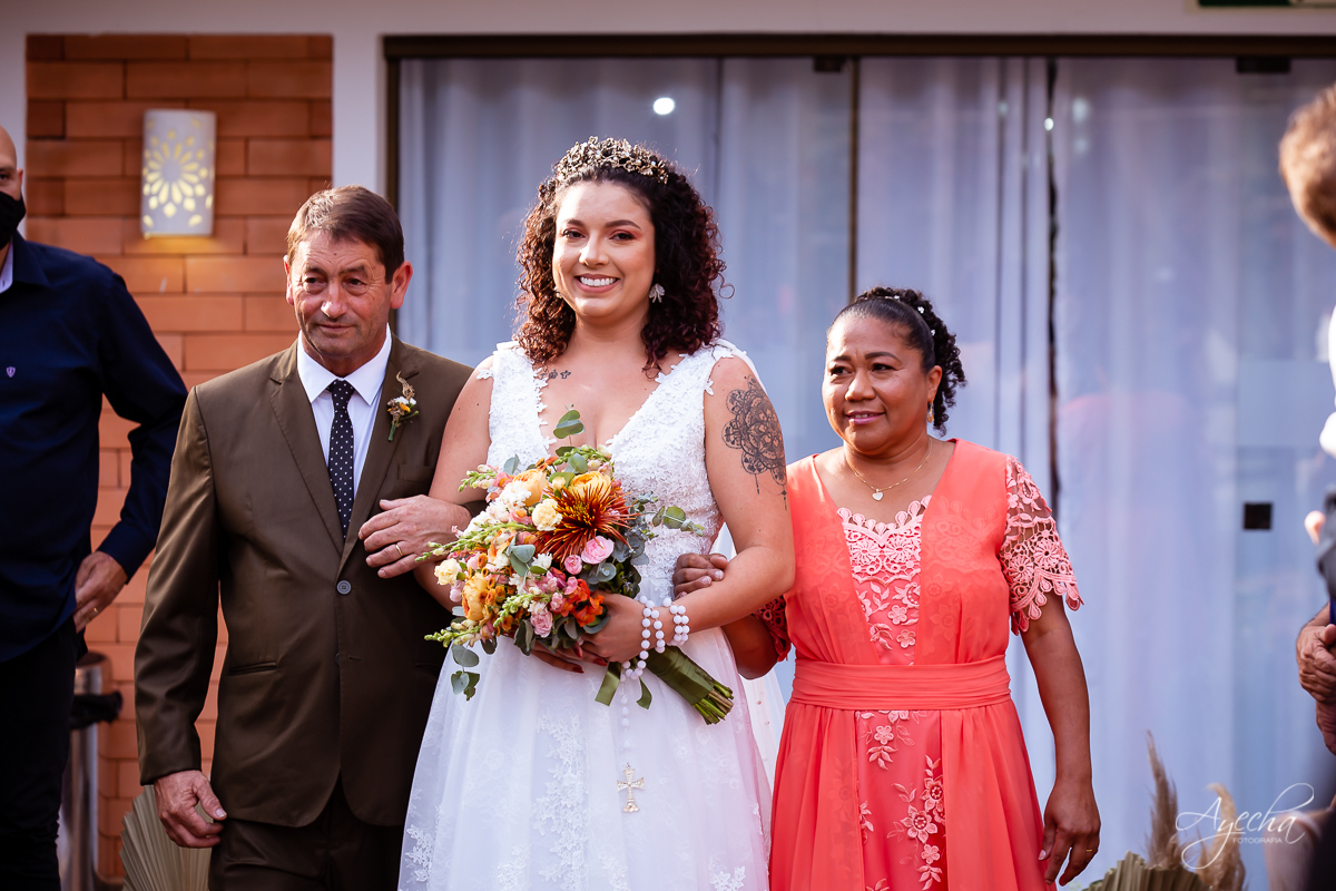 Festa de casamento; Cerimonia ao ar livre; Entrada da noiva; Casamento do sonhos; Casamento em Curitiba; Decoração de casamento; Fotografa de casais; Dia dos noivos; Vestido de noiva; Buquê de noiva;  Deck Bolsi eventos; Casamento Colombo;