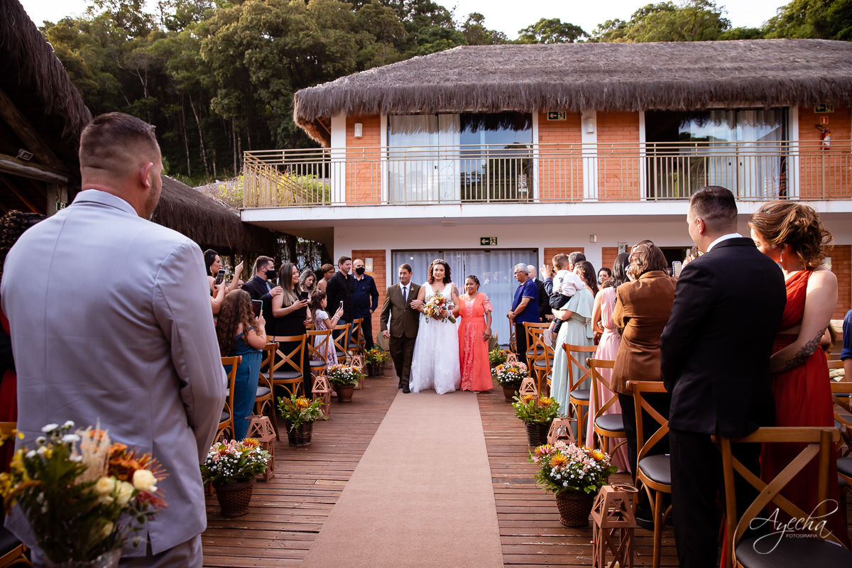 Festa de casamento; Cerimonia ao ar livre; Entrada da noiva; Casamento do sonhos; Casamento em Curitiba; Decoração de casamento; Fotografa de casais; Dia dos noivos; Vestido de noiva; Buquê de noiva;  Deck Bolsi eventos; Casamento Colombo;