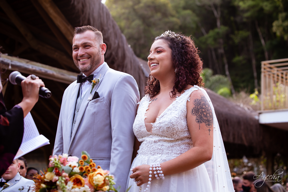 Festa de casamento; Cerimonia ao ar livre; Entrada da noiva; Casamento do sonhos; Casamento em Curitiba; Decoração de casamento; Fotografa de casais; Dia dos noivos; Vestido de noiva; Buquê de noiva;  Deck Bolsi eventos; Casamento Colombo;