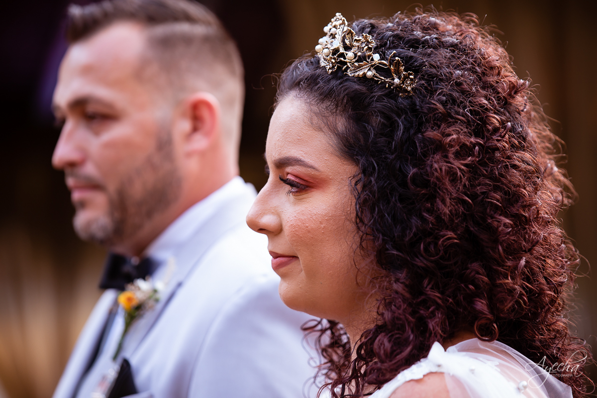 Festa de casamento; Cerimonia ao ar livre; Entrada da noiva; Casamento do sonhos; Casamento em Curitiba; Decoração de casamento; Fotografa de casais; Dia dos noivos; Vestido de noiva; Buquê de noiva;  Deck Bolsi eventos; Casamento Colombo;