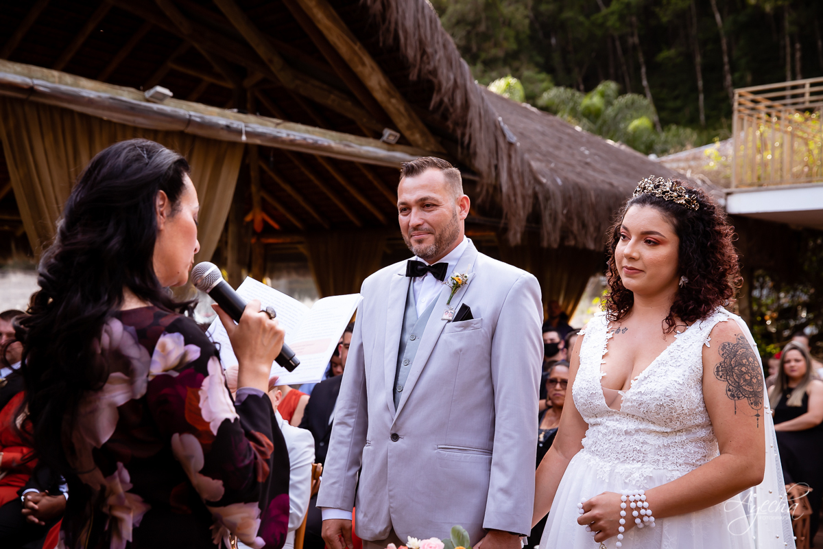 Festa de casamento; Cerimonia ao ar livre; Entrada da noiva; Casamento do sonhos; Casamento em Curitiba; Decoração de casamento; Fotografa de casais; Dia dos noivos; Vestido de noiva; Buquê de noiva;  Deck Bolsi eventos; Casamento Colombo;