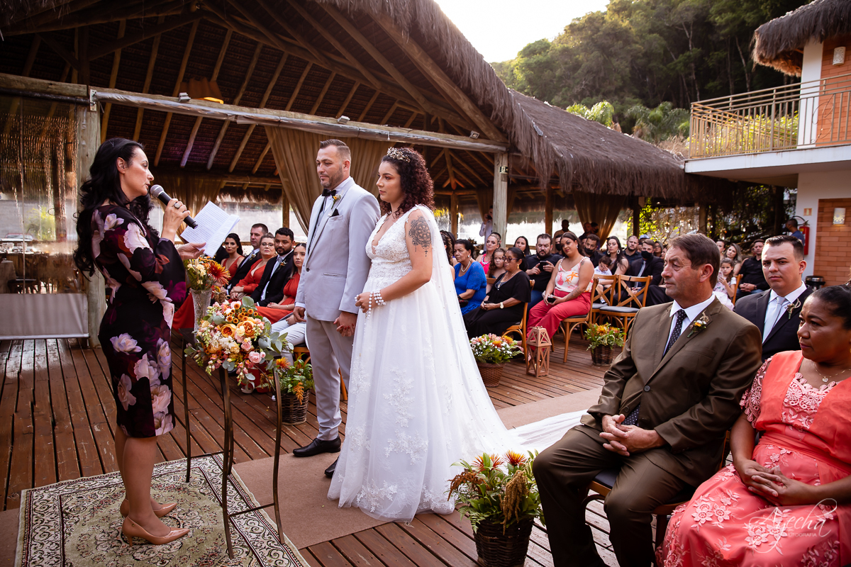Festa de casamento; Cerimonia ao ar livre; Entrada da noiva; Casamento do sonhos; Casamento em Curitiba; Decoração de casamento; Fotografa de casais; Dia dos noivos; Vestido de noiva; Buquê de noiva;  Deck Bolsi eventos; Casamento Colombo;