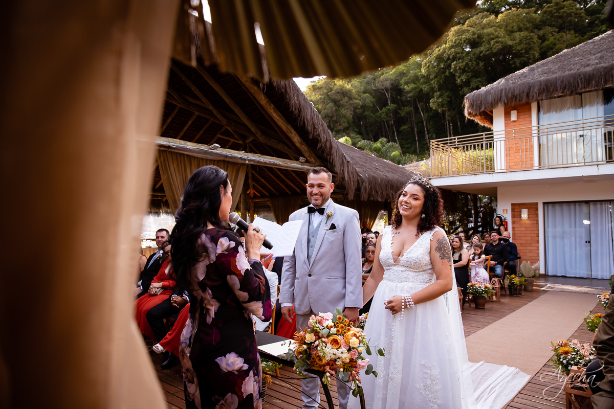 Festa de casamento; Cerimonia ao ar livre; Entrada da noiva; Casamento do sonhos; Casamento em Curitiba; Decoração de casamento; Fotografa de casais; Dia dos noivos; Vestido de noiva; Buquê de noiva;  Deck Bolsi eventos; Casamento Colombo;