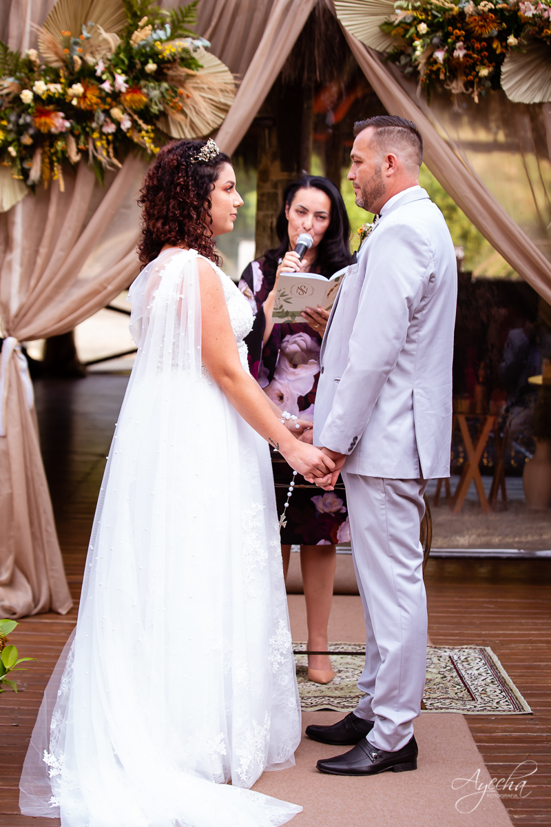 Festa de casamento; Cerimonia ao ar livre; Entrada da noiva; Casamento do sonhos; Casamento em Curitiba; Decoração de casamento; Fotografa de casais; Dia dos noivos; Vestido de noiva; Buquê de noiva;  Deck Bolsi eventos; Casamento Colombo;