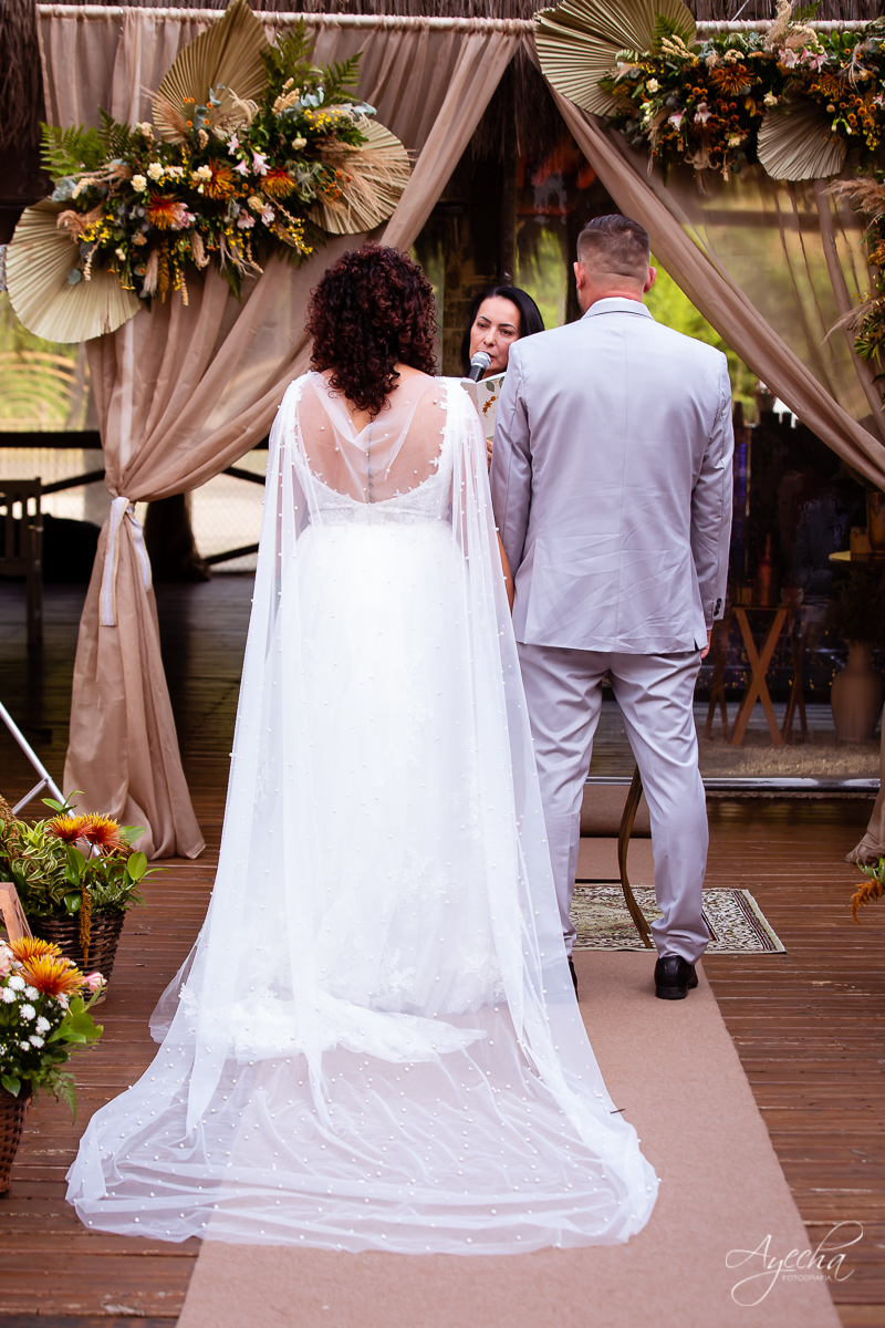 Festa de casamento; Cerimonia ao ar livre; Entrada da noiva; Casamento do sonhos; Casamento em Curitiba; Decoração de casamento; Fotografa de casais; Dia dos noivos; Vestido de noiva; Buquê de noiva;  Deck Bolsi eventos; Casamento Colombo;