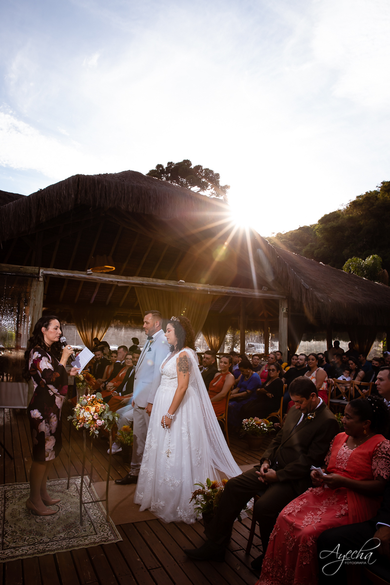 Festa de casamento; Cerimonia ao ar livre; Entrada da noiva; Casamento do sonhos; Casamento em Curitiba; Decoração de casamento; Fotografa de casais; Dia dos noivos; Vestido de noiva; Buquê de noiva;  Deck Bolsi eventos; Casamento Colombo;