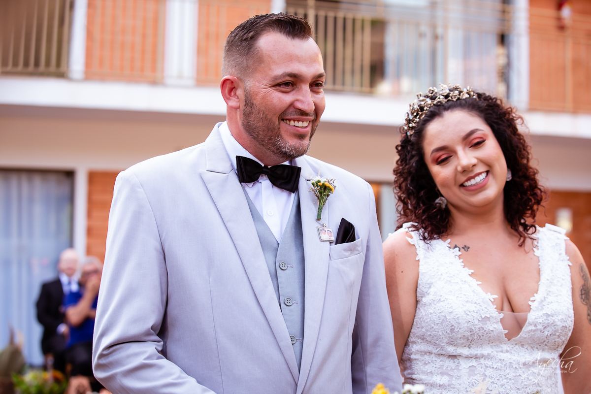 Festa de casamento; Cerimonia ao ar livre; Entrada da noiva; Casamento do sonhos; Casamento em Curitiba; Decoração de casamento; Fotografa de casais; Dia dos noivos; Vestido de noiva; Buquê de noiva;  Deck Bolsi eventos; Casamento Colombo;