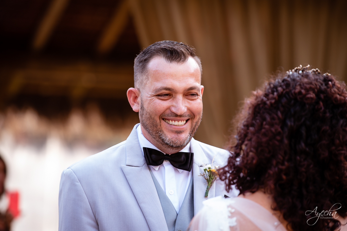 Festa de casamento; Cerimonia ao ar livre; Entrada da noiva; Casamento do sonhos; Casamento em Curitiba; Decoração de casamento; Fotografa de casais; Dia dos noivos; Vestido de noiva; Buquê de noiva;  Deck Bolsi eventos; Casamento Colombo;