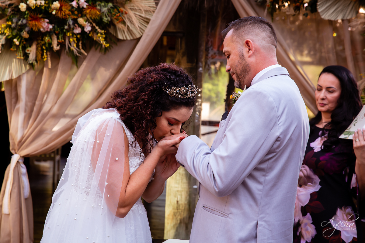 Festa de casamento; Cerimonia ao ar livre; Entrada da noiva; Casamento do sonhos; Casamento em Curitiba; Decoração de casamento; Fotografa de casais; Dia dos noivos; Vestido de noiva; Buquê de noiva;  Deck Bolsi eventos; Casamento Colombo;
