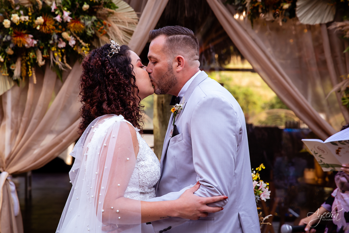 Festa de casamento; Cerimonia ao ar livre; Entrada da noiva; Casamento do sonhos; Casamento em Curitiba; Decoração de casamento; Fotografa de casais; Dia dos noivos; Vestido de noiva; Buquê de noiva;  Deck Bolsi eventos; Casamento Colombo; Beijo dos noivo