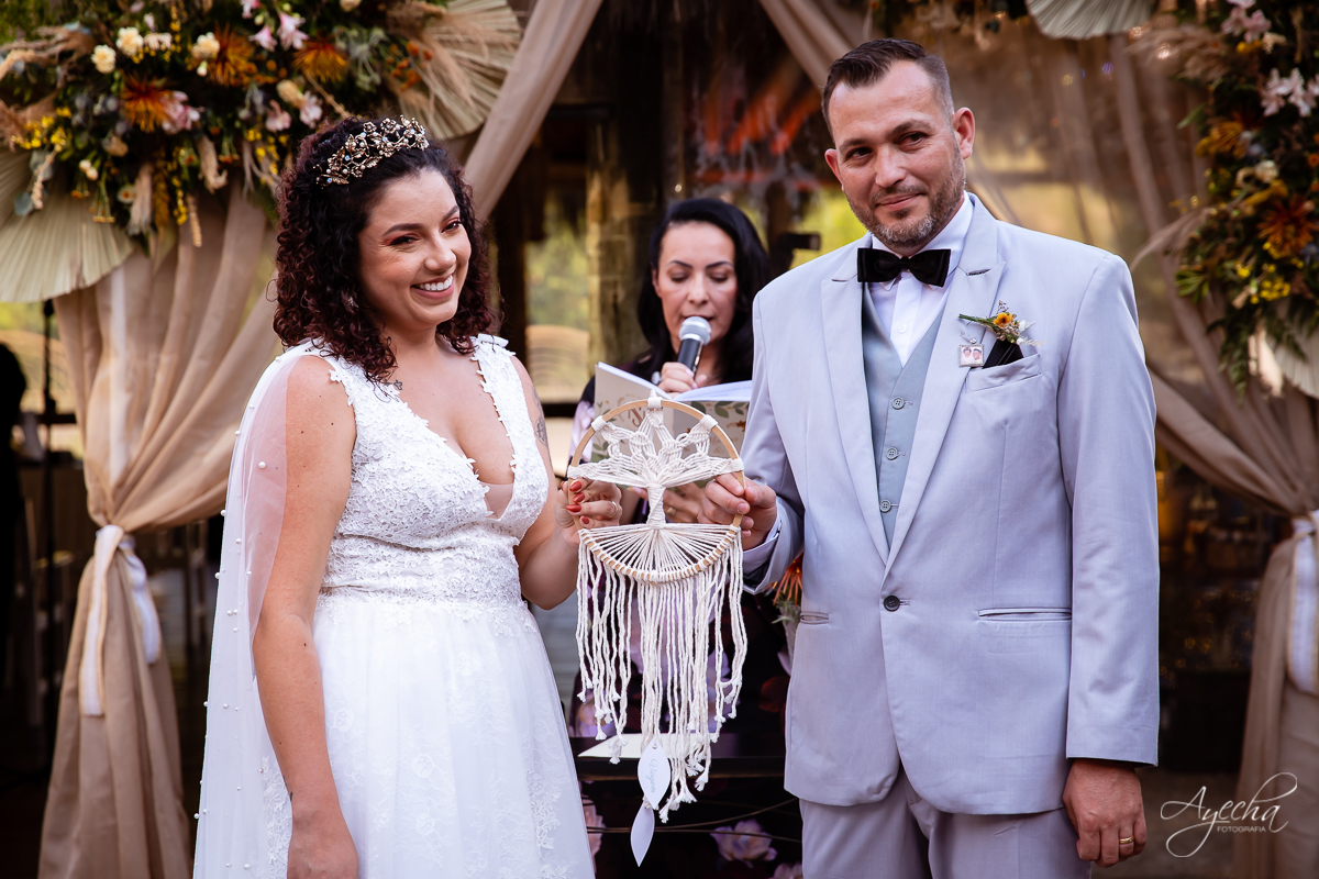 Festa de casamento; Cerimonia ao ar livre; Entrada da noiva; Casamento do sonhos; Casamento em Curitiba; Decoração de casamento; Fotografa de casais; Dia dos noivos; Vestido de noiva; Buquê de noiva;  Deck Bolsi eventos; Casamento Colombo;