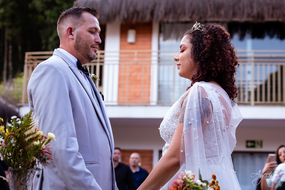 Festa de casamento; Cerimonia ao ar livre; Entrada da noiva; Casamento do sonhos; Casamento em Curitiba; Decoração de casamento; Fotografa de casais; Dia dos noivos; Vestido de noiva; Buquê de noiva;  Deck Bolsi eventos; Casamento Colombo;