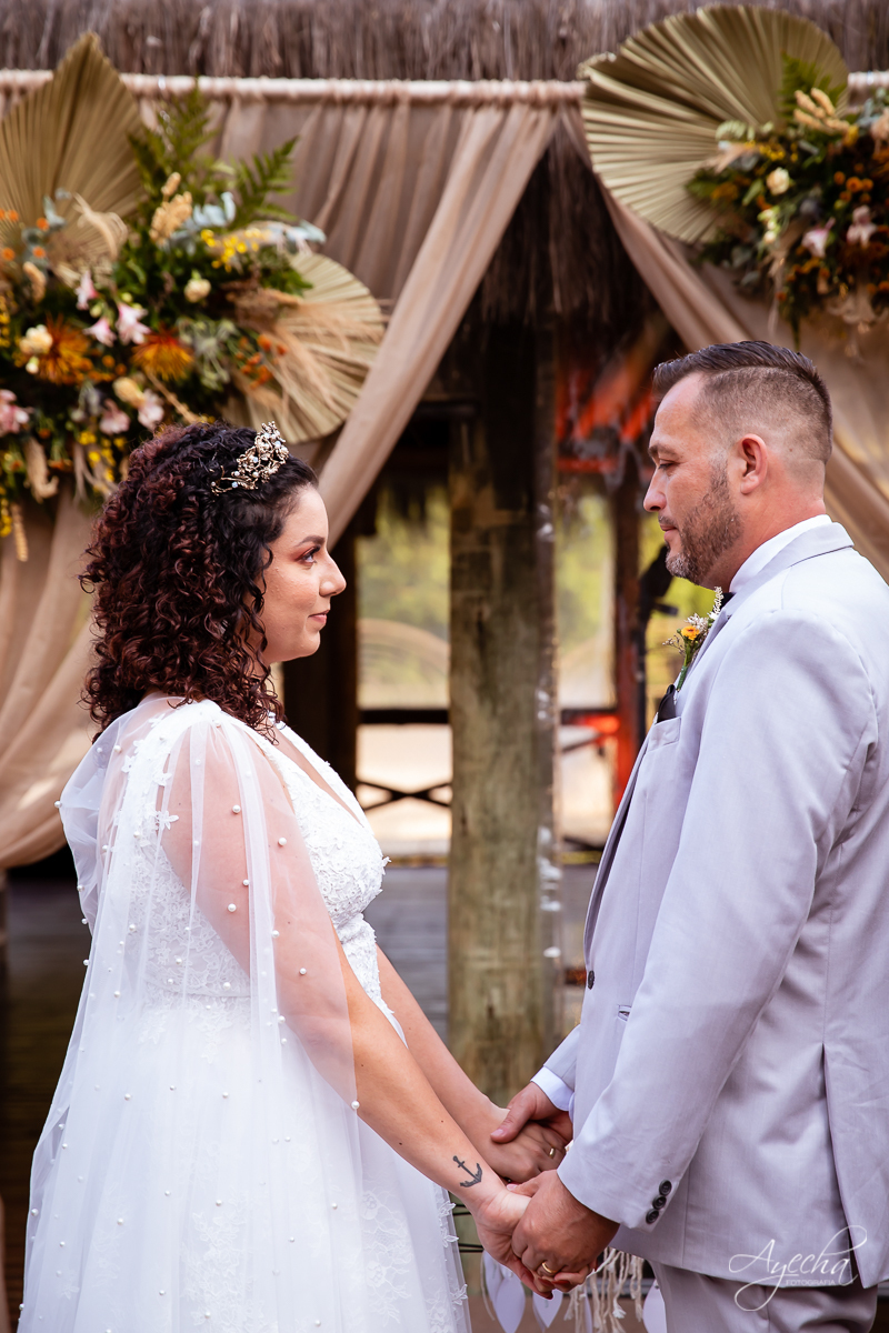 Festa de casamento; Cerimonia ao ar livre; Entrada da noiva; Casamento do sonhos; Casamento em Curitiba; Decoração de casamento; Fotografa de casais; Dia dos noivos; Vestido de noiva; Buquê de noiva;  Deck Bolsi eventos; Casamento Colombo;