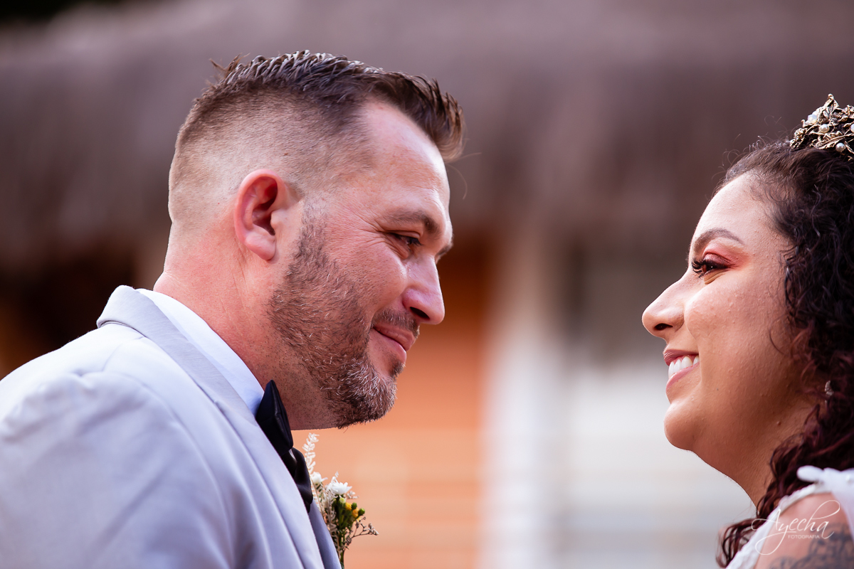 Festa de casamento; Cerimonia ao ar livre; Entrada da noiva; Casamento do sonhos; Casamento em Curitiba; Decoração de casamento; Fotografa de casais; Dia dos noivos; Vestido de noiva; Buquê de noiva;  Deck Bolsi eventos; Casamento Colombo;
