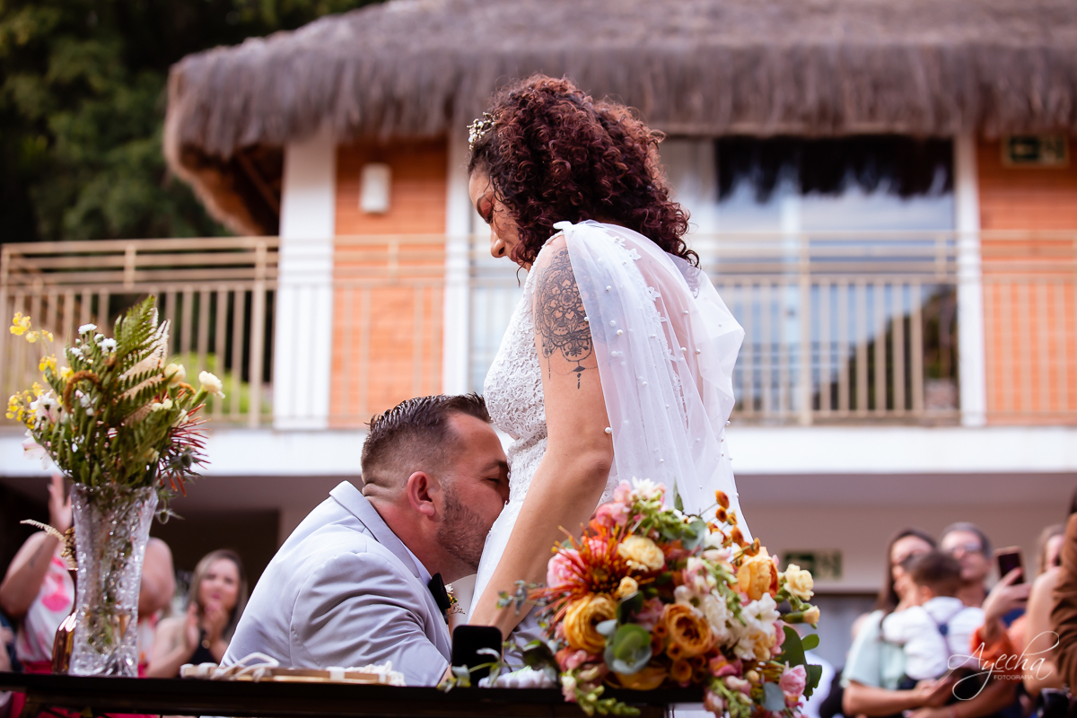 Festa de casamento; Cerimonia ao ar livre; Entrada da noiva; Casamento do sonhos; Casamento em Curitiba; Decoração de casamento; Fotografa de casais; Dia dos noivos; Vestido de noiva; Buquê de noiva;  Deck Bolsi eventos; Casamento Colombo;