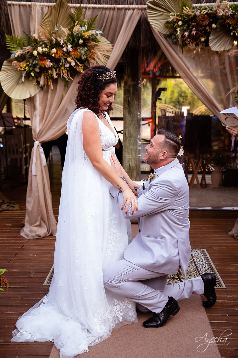 Festa de casamento; Cerimonia ao ar livre; Entrada da noiva; Casamento do sonhos; Casamento em Curitiba; Decoração de casamento; Fotografa de casais; Dia dos noivos; Vestido de noiva; Buquê de noiva;  Deck Bolsi eventos; Casamento Colombo;