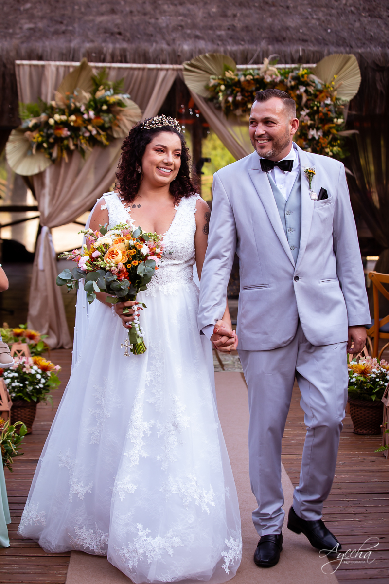 Festa de casamento; Cerimonia ao ar livre; Entrada da noiva; Casamento do sonhos; Casamento em Curitiba; Decoração de casamento; Fotografa de casais; Dia dos noivos; Vestido de noiva; Buquê de noiva;  Deck Bolsi eventos; Casamento Colombo;