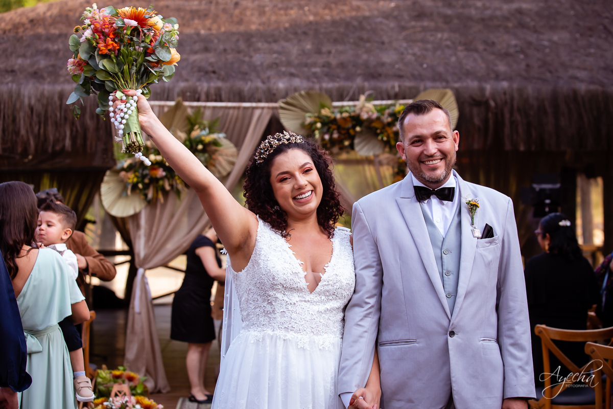 Festa de casamento; Cerimonia ao ar livre; Entrada da noiva; Casamento do sonhos; Casamento em Curitiba; Decoração de casamento; Fotografa de casais; Dia dos noivos; Vestido de noiva; Buquê de noiva;  Deck Bolsi eventos; Casamento Colombo;