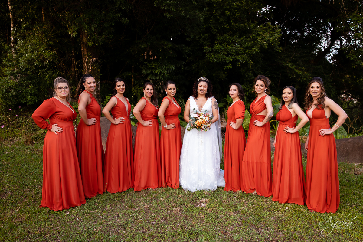 Festa de casamento; Cerimonia ao ar livre; Entrada da noiva; Casamento do sonhos; Casamento em Curitiba; Decoração de casamento; Fotografa de casais; Dia dos noivos; Vestido de noiva; Buquê de noiva;  Deck Bolsi eventos; Noiva e madrinhas;