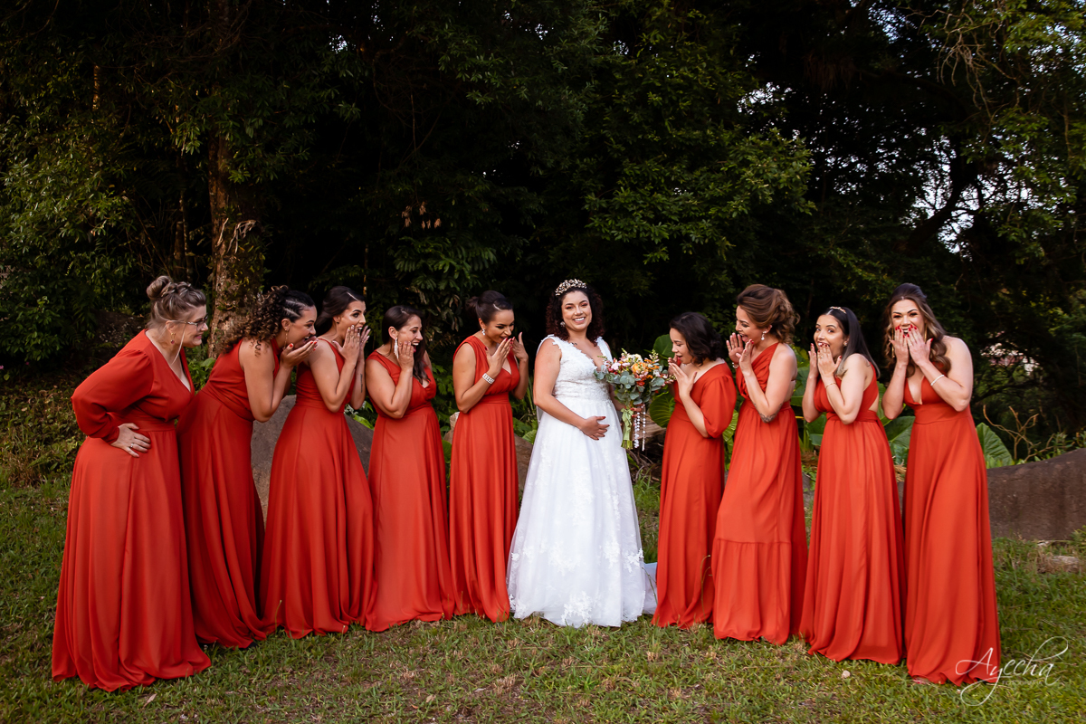 Festa de casamento; Cerimonia ao ar livre; Entrada da noiva; Casamento do sonhos; Casamento em Curitiba; Decoração de casamento; Fotografa de casais; Dia dos noivos; Vestido de noiva; Buquê de noiva;  Deck Bolsi eventos; Noiva e madrinhas;
