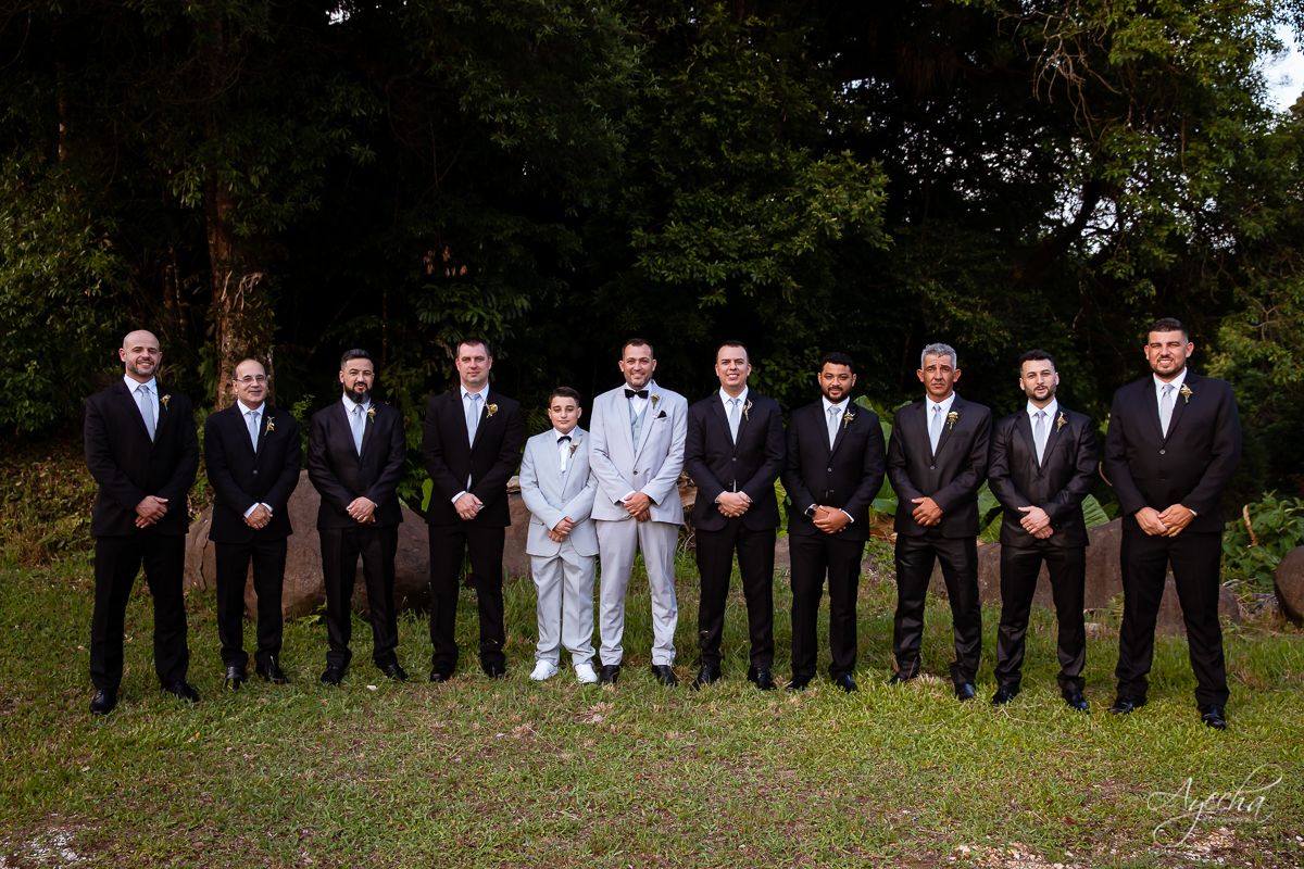 Festa de casamento; Cerimonia ao ar livre; Entrada da noiva; Casamento do sonhos; Casamento em Curitiba; Decoração de casamento; Fotografa de casais; Dia dos noivos; Vestido de noiva; Buquê de noiva;  Deck Bolsi eventos; Noivo e padrinhos; 