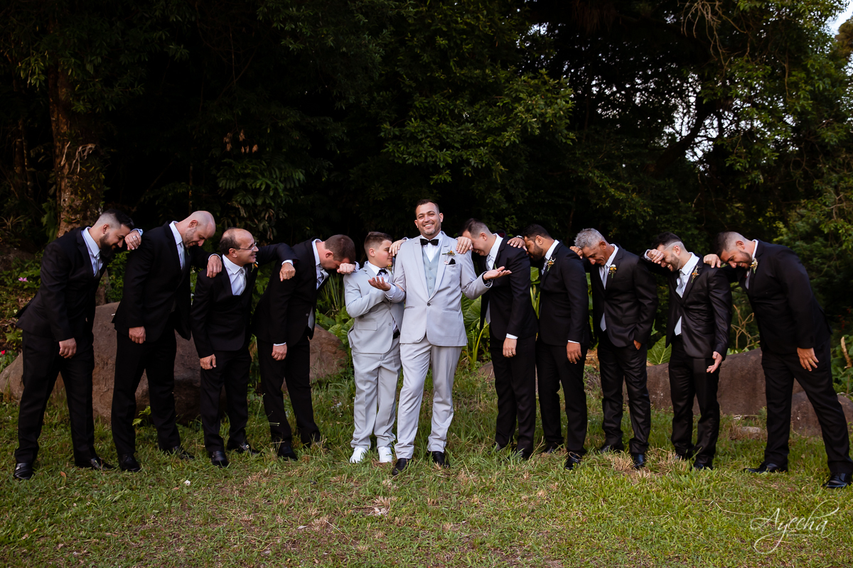 Festa de casamento; Cerimonia ao ar livre; Entrada da noiva; Casamento do sonhos; Casamento em Curitiba; Decoração de casamento; Fotografa de casais; Dia dos noivos; Vestido de noiva; Buquê de noiva;  Deck Bolsi eventos; Noivo e padrinhos; 