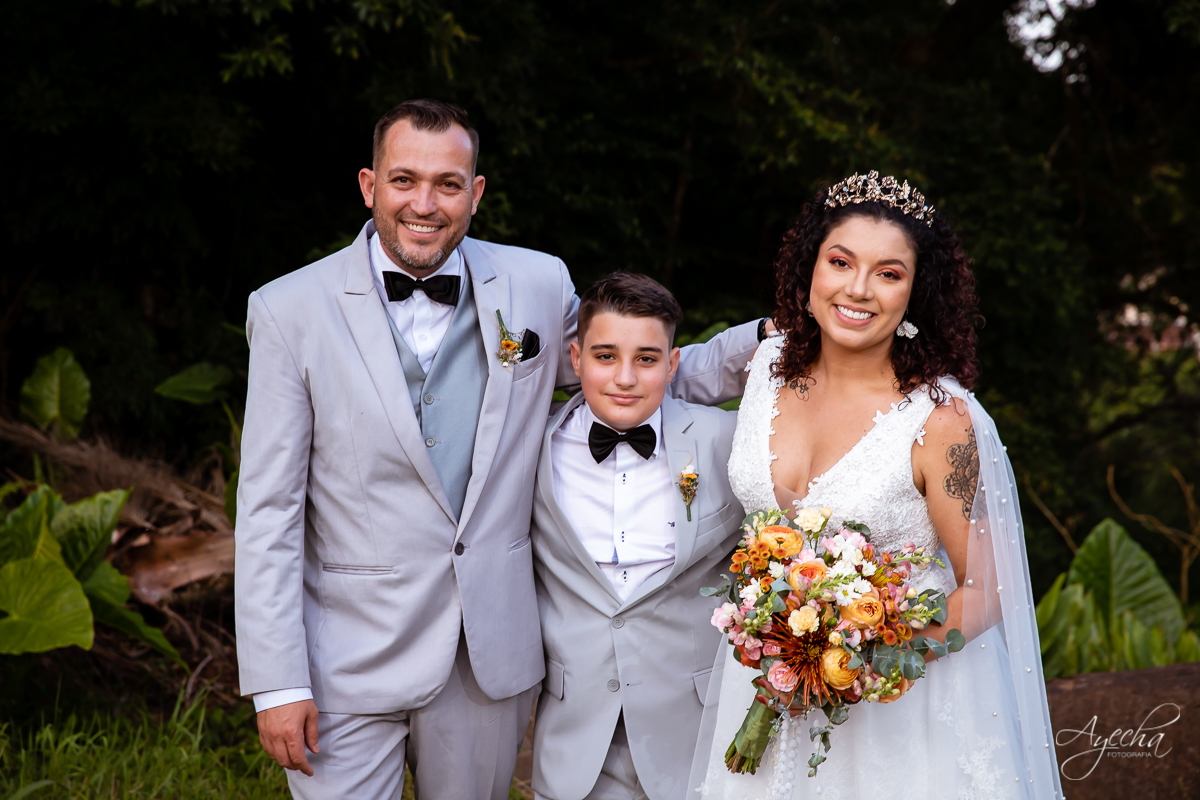 Festa de casamento; Cerimonia ao ar livre; Entrada da noiva; Casamento do sonhos; Casamento em Curitiba; Decoração de casamento; Fotografa de casais; Dia dos noivos; Vestido de noiva; Buquê de noiva;  Deck Bolsi eventos; Casamento Colombo;