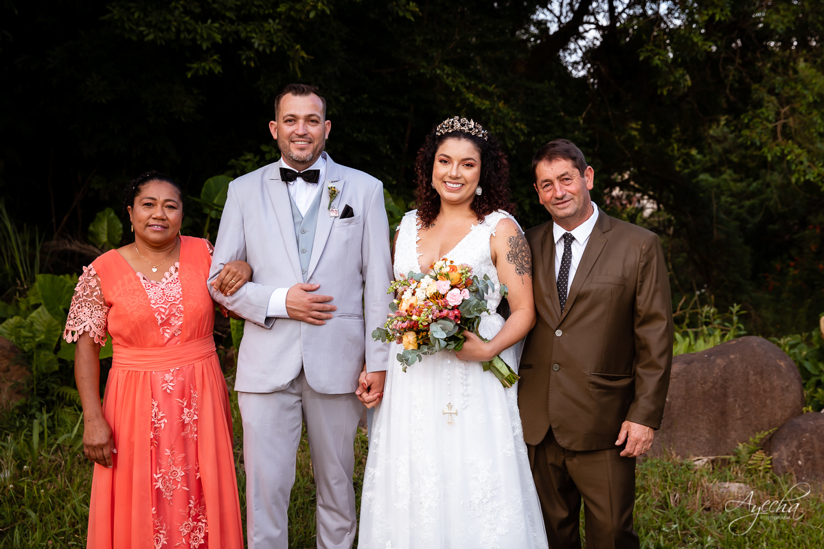 Festa de casamento; Cerimonia ao ar livre; Entrada da noiva; Casamento do sonhos; Casamento em Curitiba; Decoração de casamento; Fotografa de casais; Dia dos noivos; Vestido de noiva; Buquê de noiva;  Deck Bolsi eventos; Casamento Colombo;