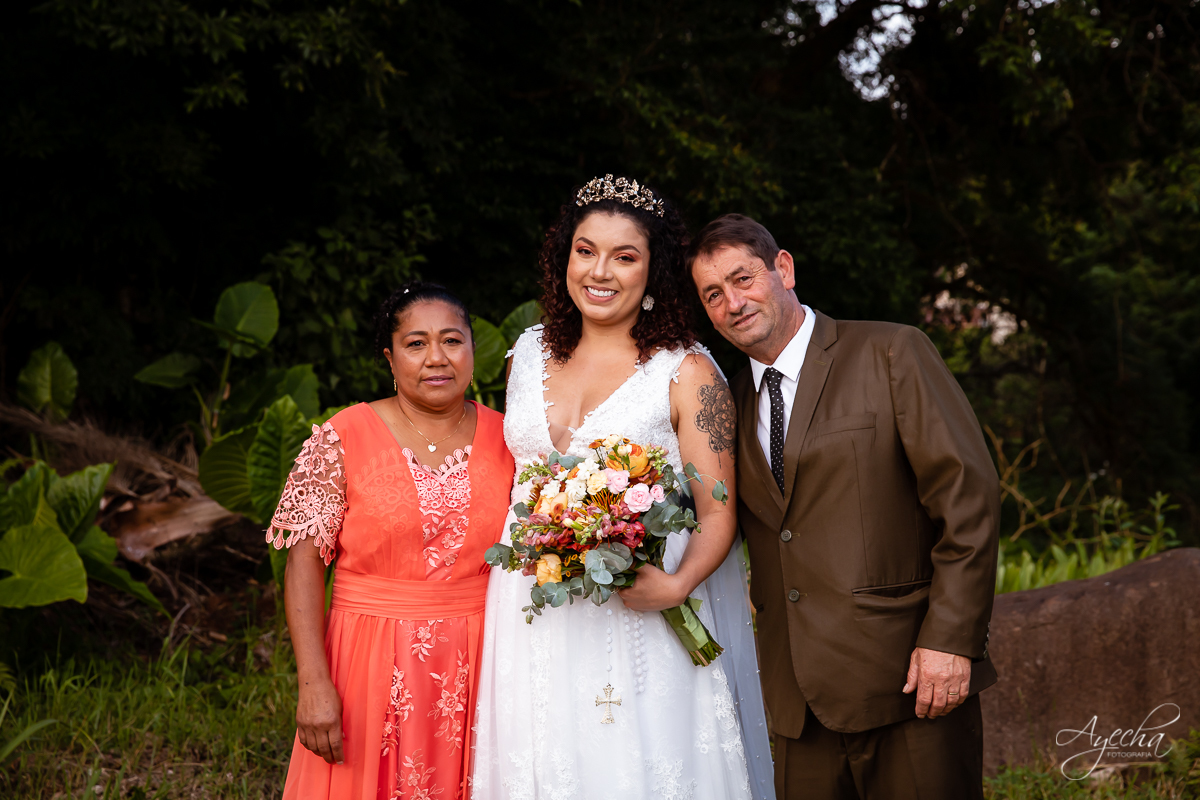 Festa de casamento; Cerimonia ao ar livre; Entrada da noiva; Casamento do sonhos; Casamento em Curitiba; Decoração de casamento; Fotografa de casais; Dia dos noivos; Vestido de noiva; Buquê de noiva;  Deck Bolsi eventos; Casamento Colombo;