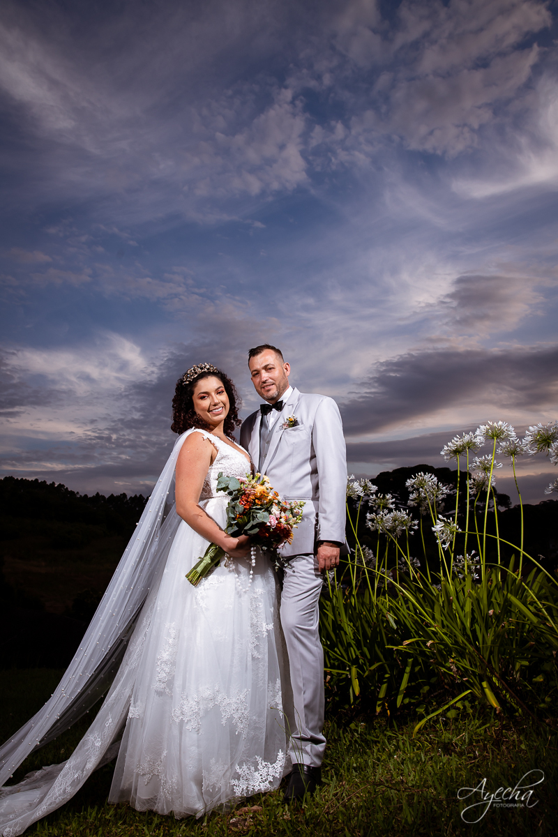 Festa de casamento; Cerimonia ao ar livre; Entrada da noiva; Casamento do sonhos; Casamento em Curitiba; Decoração de casamento; Fotografa de casais; Dia dos noivos; Vestido de noiva; Buquê de noiva;  Deck Bolsi eventos; Casamento Colombo;