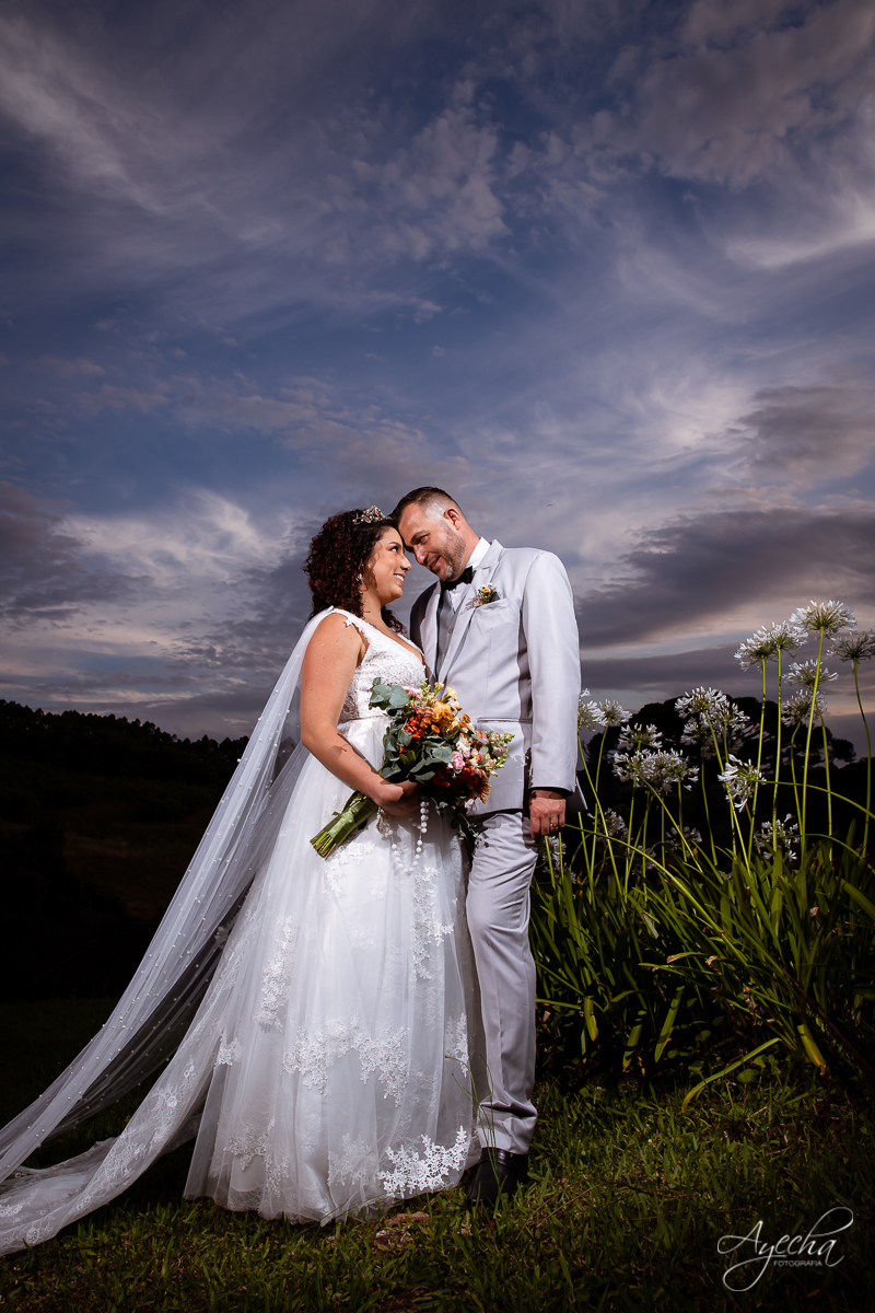 Festa de casamento; Cerimonia ao ar livre; Entrada da noiva; Casamento do sonhos; Casamento em Curitiba; Decoração de casamento; Fotografa de casais; Dia dos noivos; Vestido de noiva; Buquê de noiva;  Deck Bolsi eventos; Casamento Colombo;