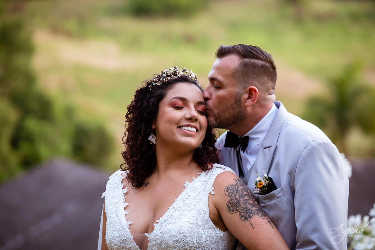 Festa de casamento; Cerimonia ao ar livre; Entrada da noiva; Casamento do sonhos; Casamento em Curitiba; Decoração de casamento; Fotografa de casais; Dia dos noivos; Vestido de noiva; Buquê de noiva;  Deck Bolsi eventos; Casamento Colombo;