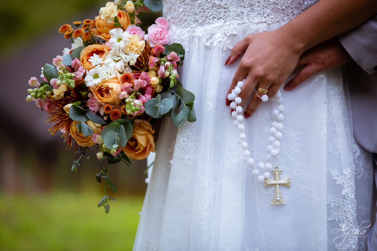 Festa de casamento; Cerimonia ao ar livre; Entrada da noiva; Casamento do sonhos; Casamento em Curitiba; Decoração de casamento; Fotografa de casais; Dia dos noivos; Vestido de noiva; Buquê de noiva;  Deck Bolsi eventos; Casamento Colombo;