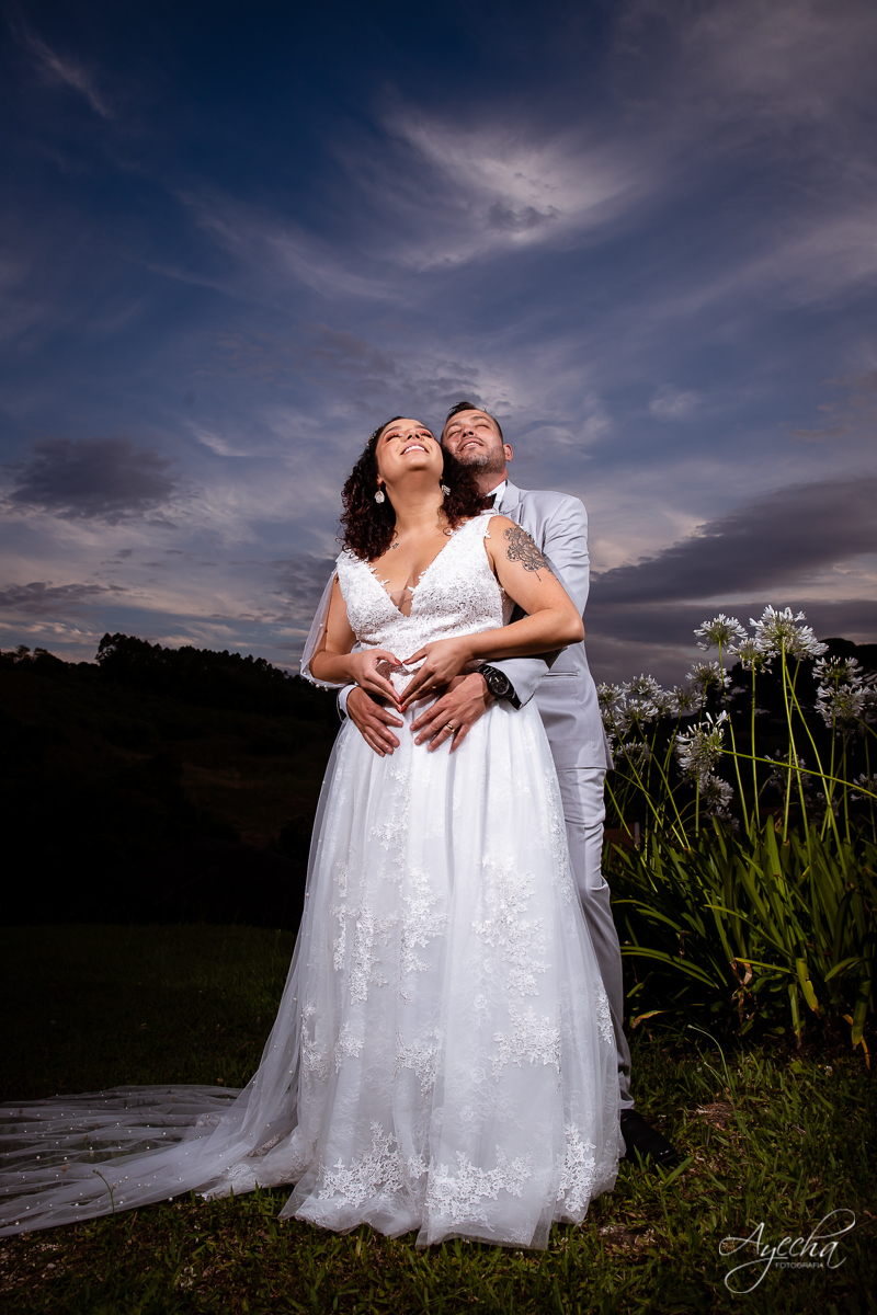 Festa de casamento; Cerimonia ao ar livre; Entrada da noiva; Casamento do sonhos; Casamento em Curitiba; Decoração de casamento; Fotografa de casais; Dia dos noivos; Vestido de noiva; Buquê de noiva;  Deck Bolsi eventos; Casamento Colombo;
