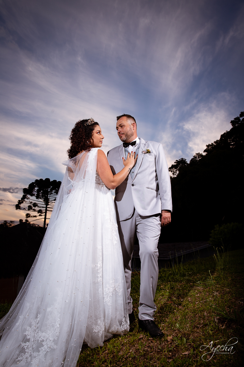 Festa de casamento; Cerimonia ao ar livre; Entrada da noiva; Casamento do sonhos; Casamento em Curitiba; Decoração de casamento; Fotografa de casais; Dia dos noivos; Vestido de noiva; Buquê de noiva;  Deck Bolsi eventos; Casamento Colombo;