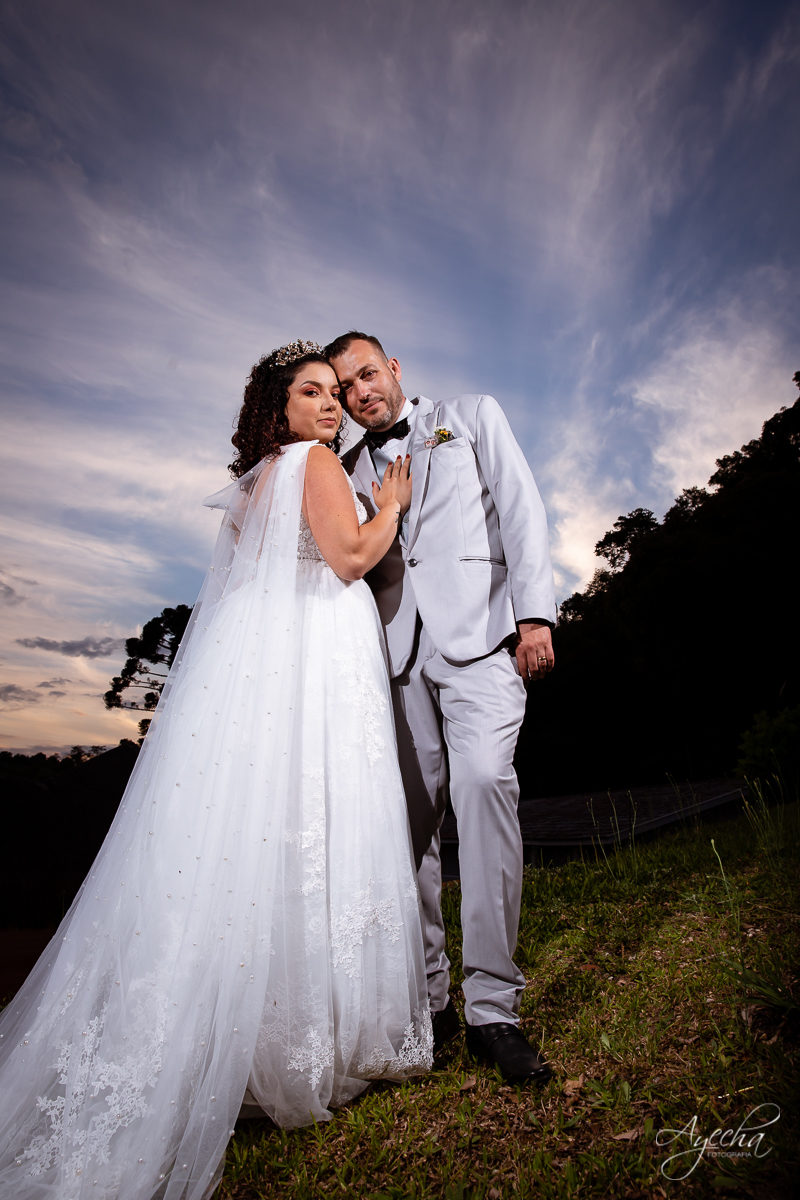 Festa de casamento; Cerimonia ao ar livre; Entrada da noiva; Casamento do sonhos; Casamento em Curitiba; Decoração de casamento; Fotografa de casais; Dia dos noivos; Vestido de noiva; Buquê de noiva;  Deck Bolsi eventos; Casamento Colombo;