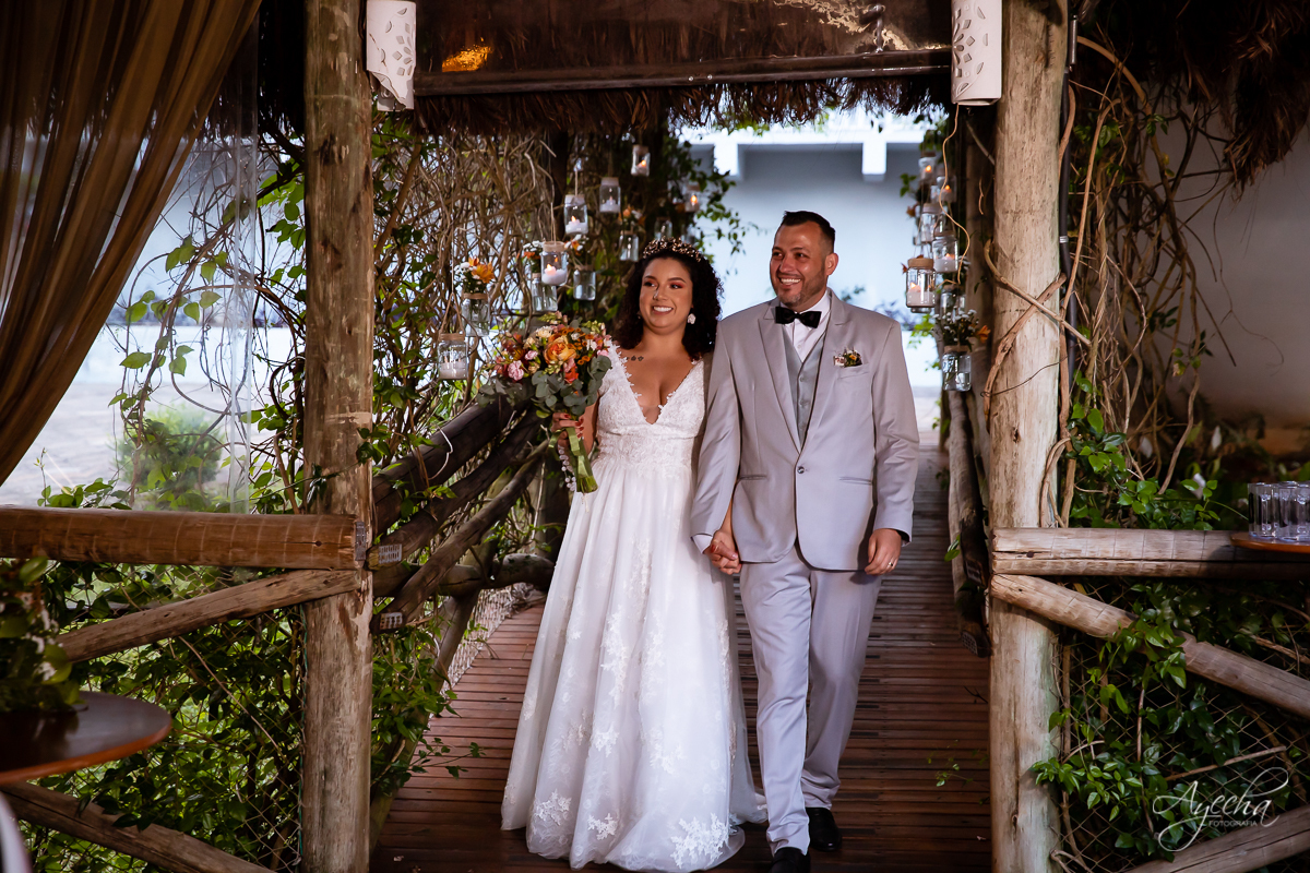 Festa de casamento; Cerimonia ao ar livre; Entrada da noiva; Casamento do sonhos; Casamento em Curitiba; Decoração de casamento; Fotografa de casais; Dia dos noivos; Vestido de noiva; Buquê de noiva;  Deck Bolsi eventos; Casamento Colombo;