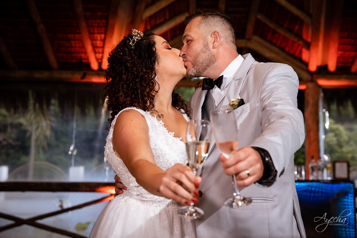 Festa de casamento; Cerimonia ao ar livre; Entrada da noiva; Casamento do sonhos; Casamento em Curitiba; Decoração de casamento; Fotografa de casais; Dia dos noivos; Vestido de noiva; Buquê de noiva;  Deck Bolsi eventos; Casamento Colombo;