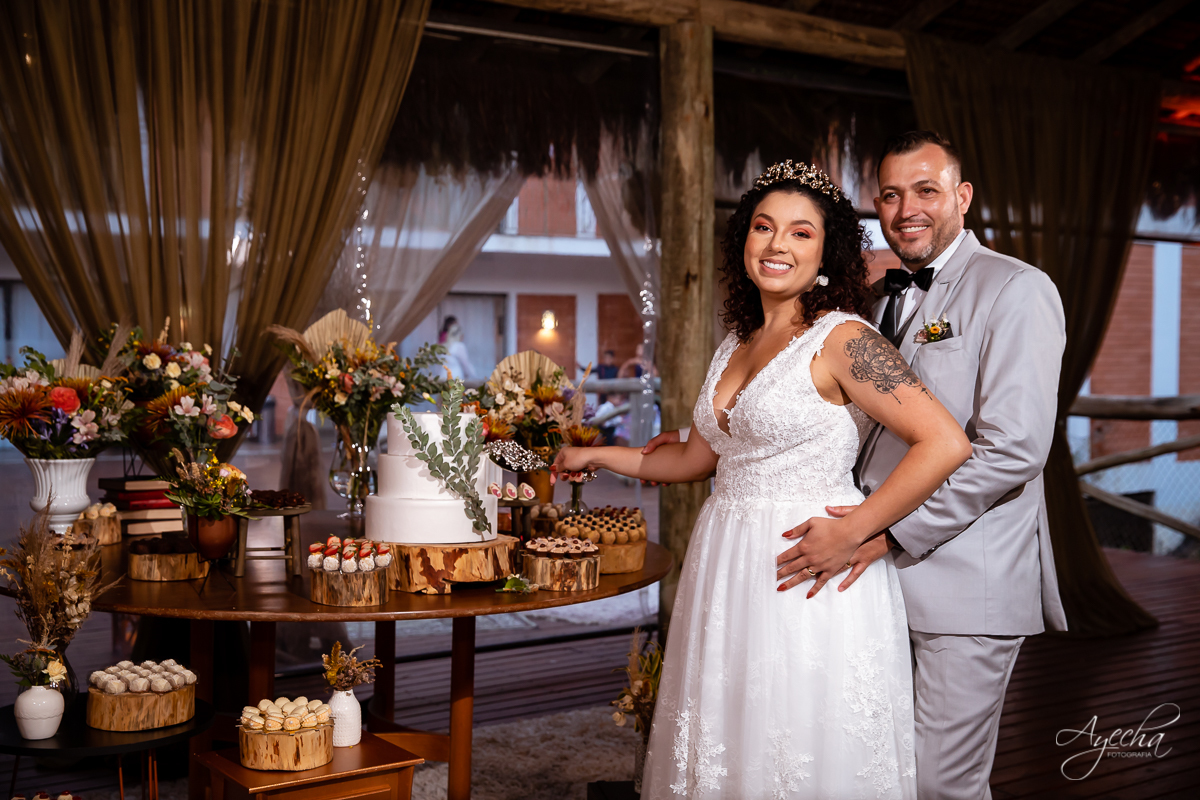 Festa de casamento; Cerimonia ao ar livre; Entrada da noiva; Casamento do sonhos; Casamento em Curitiba; Decoração de casamento; Fotografa de casais; Dia dos noivos; Vestido de noiva; Buquê de noiva;  Deck Bolsi eventos; Casamento Colombo;