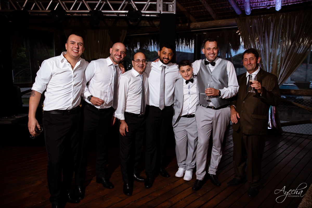 Festa de casamento; Cerimonia ao ar livre; Entrada da noiva; Casamento do sonhos; Casamento em Curitiba; Decoração de casamento; Fotografa de casais; Dia dos noivos; Vestido de noiva; Buquê de noiva;  Deck Bolsi eventos; Casamento Colombo;