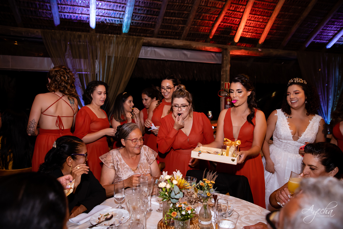 Festa de casamento; Cerimonia ao ar livre; Entrada da noiva; Casamento do sonhos; Casamento em Curitiba; Decoração de casamento; Fotografa de casais; Dia dos noivos; Vestido de noiva; Buquê de noiva;  Deck Bolsi eventos; Casamento Colombo;