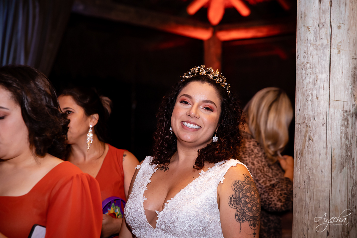 Festa de casamento; Cerimonia ao ar livre; Entrada da noiva; Casamento do sonhos; Casamento em Curitiba; Decoração de casamento; Fotografa de casais; Dia dos noivos; Vestido de noiva; Buquê de noiva;  Deck Bolsi eventos; Casamento Colombo;
