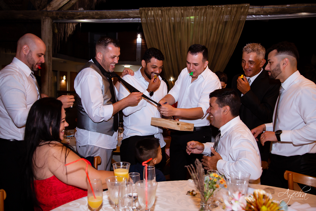 Festa de casamento; Cerimonia ao ar livre; Entrada da noiva; Casamento do sonhos; Casamento em Curitiba; Decoração de casamento; Fotografa de casais; Dia dos noivos; Vestido de noiva; Buquê de noiva;  Deck Bolsi eventos; Casamento Colombo;