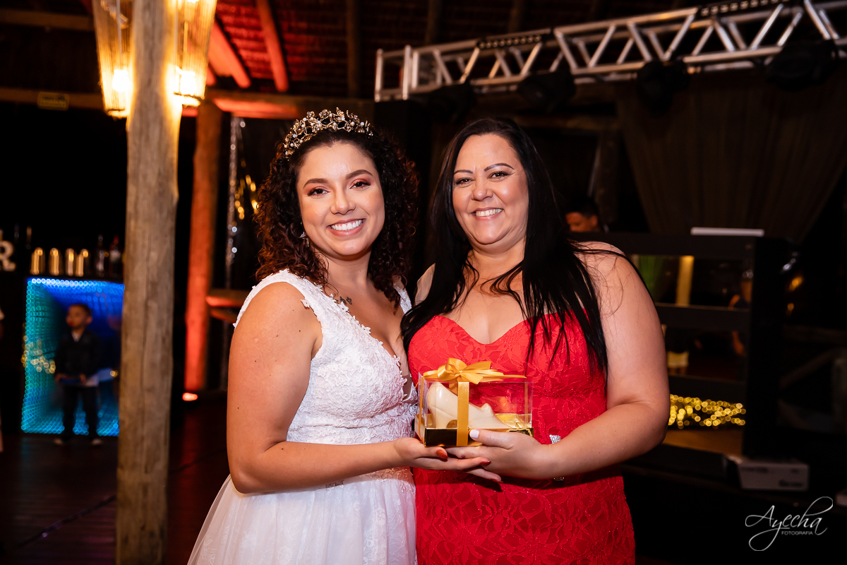 Festa de casamento; Cerimonia ao ar livre; Entrada da noiva; Casamento do sonhos; Casamento em Curitiba; Decoração de casamento; Fotografa de casais; Dia dos noivos; Vestido de noiva; Buquê de noiva;  Deck Bolsi eventos; Casamento Colombo;