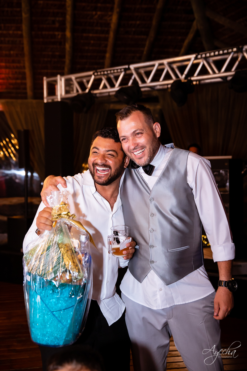 Festa de casamento; Cerimonia ao ar livre; Entrada da noiva; Casamento do sonhos; Casamento em Curitiba; Decoração de casamento; Fotografa de casais; Dia dos noivos; Vestido de noiva; Buquê de noiva;  Deck Bolsi eventos; Casamento Colombo;