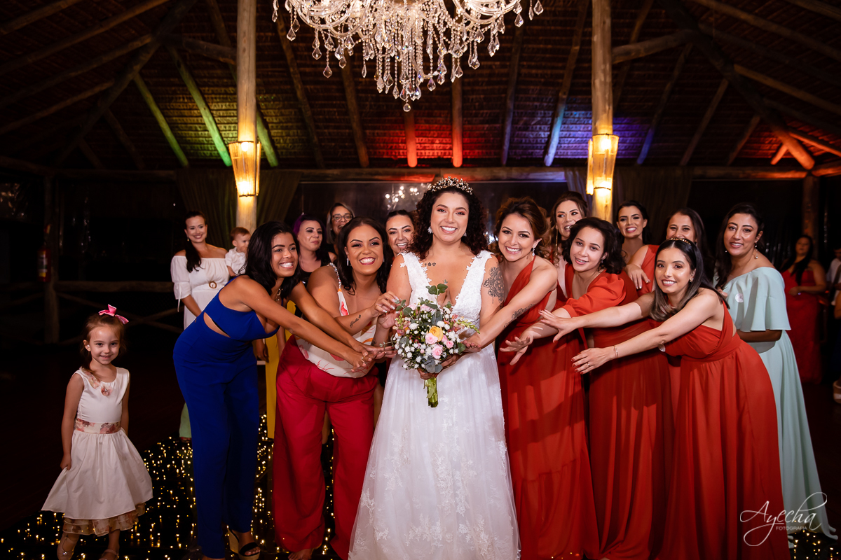 Festa de casamento; Cerimonia ao ar livre; Entrada da noiva; Casamento do sonhos; Casamento em Curitiba; Decoração de casamento; Fotografa de casais; Dia dos noivos; Vestido de noiva; Buquê de noiva;  Deck Bolsi eventos; Casamento Colombo;